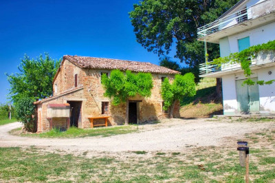 Casa colonica da ristrutturare, vista mare e Castello di Gradara, Marche