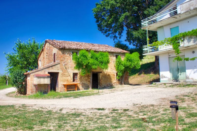 Casa colonica da ristrutturare, vista mare e Castello di Gradara, Marche