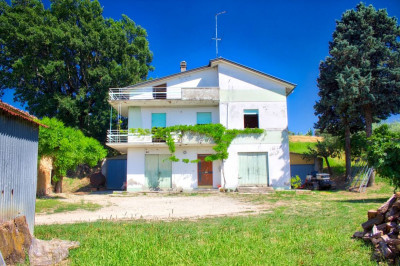 Casa colonica da ristrutturare, vista mare e Castello di Gradara, Marche