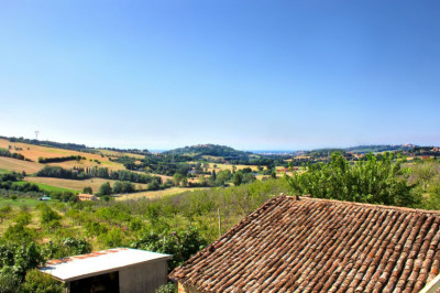 Casa colonica da ristrutturare, vista mare e Castello di Gradara, Marche