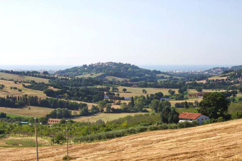 Casa colonica da ristrutturare, vista mare e Castello di Gradara, Marche