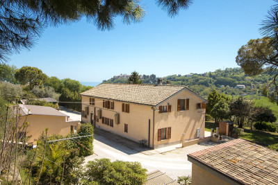 PREZZO RIBASSATO. Grande casale con 4 appartamenti e 2 annessi in vendita Torre di Palme, Marche