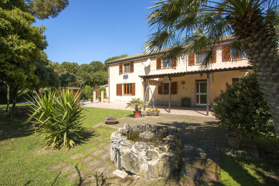 PREZZO RIBASSATO. Grande casale con 4 appartamenti e 2 annessi in vendita Torre di Palme, Marche