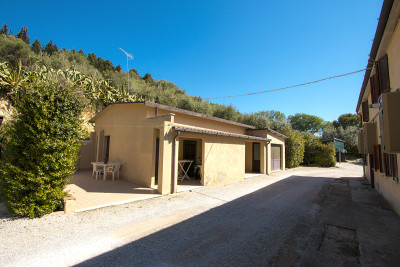 PREZZO RIBASSATO. Grande casale con 4 appartamenti e 2 annessi in vendita Torre di Palme, Marche