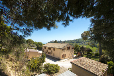 PREZZO RIBASSATO. Grande casale con 4 appartamenti e 2 annessi in vendita Torre di Palme, Marche
