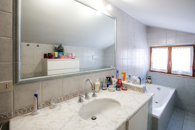 PREZZO RIBASSATO. Grande casale con 4 appartamenti e 2 annessi in vendita Torre di Palme, Marche