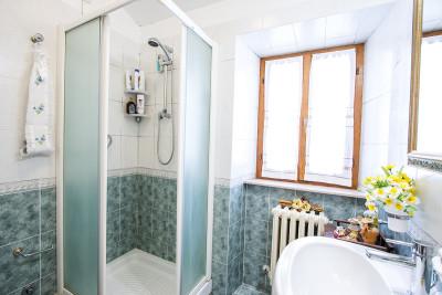 PREZZO RIBASSATO. Grande casale con 4 appartamenti e 2 annessi in vendita Torre di Palme, Marche