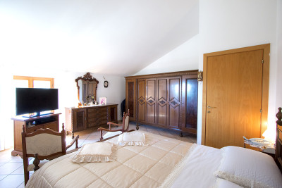 PREZZO RIBASSATO. Grande casale con 4 appartamenti e 2 annessi in vendita Torre di Palme, Marche