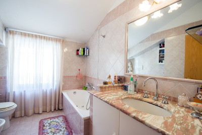 PREZZO RIBASSATO. Grande casale con 4 appartamenti e 2 annessi in vendita Torre di Palme, Marche