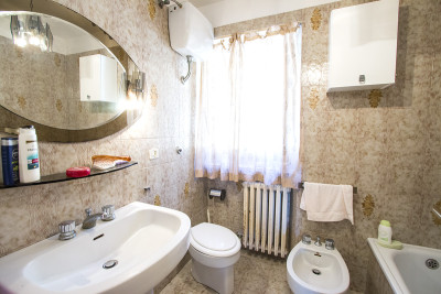 PREZZO RIBASSATO. Grande casale con 4 appartamenti e 2 annessi in vendita Torre di Palme, Marche