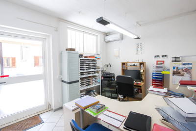 PREZZO RIBASSATO. Grande casale con 4 appartamenti e 2 annessi in vendita Torre di Palme, Marche