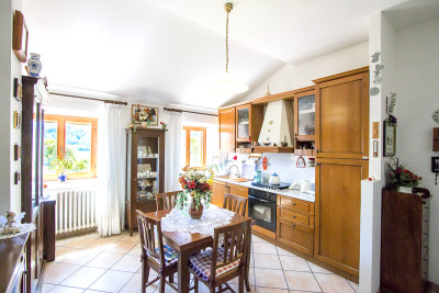 PREZZO RIBASSATO. Grande casale con 4 appartamenti e 2 annessi in vendita Torre di Palme, Marche