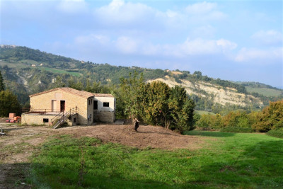 Forte riduzione di prezzo. Casale con 5 appartamenti