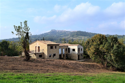 Forte riduzione di prezzo. Casale con 5 appartamenti