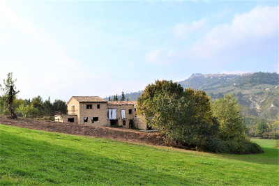 Forte riduzione di prezzo. Casale con 5 appartamenti