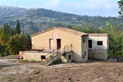 Forte riduzione di prezzo. Casale con 5 appartamenti