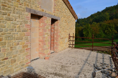 Forte riduzione di prezzo. Casale con 5 appartamenti