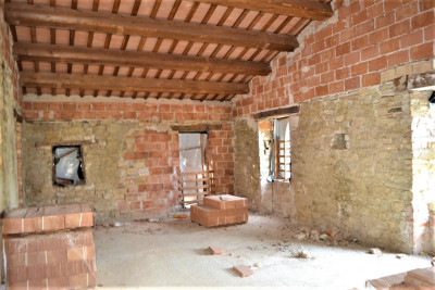 Forte riduzione di prezzo. Casale con 5 appartamenti