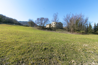 Forte riduzione di prezzo. Casale con 5 appartamenti