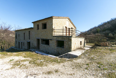 Forte riduzione di prezzo. Casale con 5 appartamenti