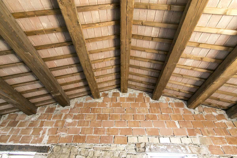 Forte riduzione di prezzo. Casale con 5 appartamenti