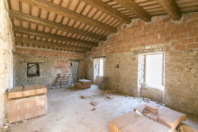 Forte riduzione di prezzo. Casale con 5 appartamenti