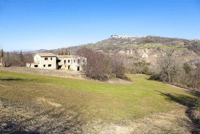 Forte riduzione di prezzo. Casale con 5 appartamenti