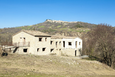 Forte riduzione di prezzo. Casale con 5 appartamenti