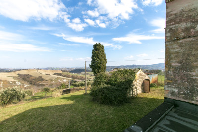 Casale Falerone da ristrutturare in vendita nelle Marche