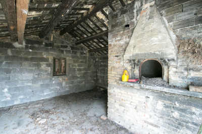 Casale Falerone da ristrutturare in vendita nelle Marche