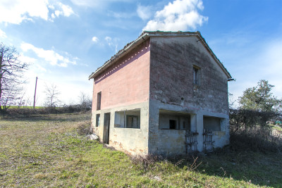 Casale Falerone da ristrutturare in vendita nelle Marche