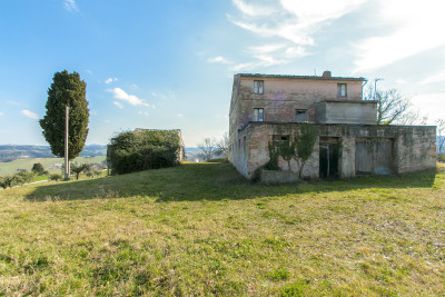 Casale Falerone da ristrutturare in vendita nelle Marche