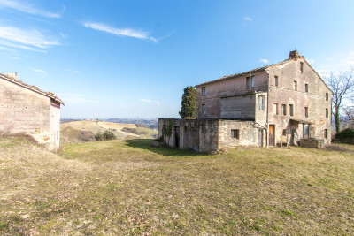 Casale Falerone da ristrutturare in vendita nelle Marche