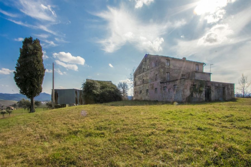 Casale Falerone da ristrutturare in vendita nelle Marche