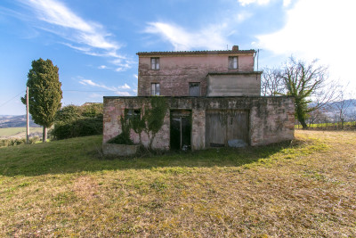 Casale Falerone da ristrutturare in vendita nelle Marche