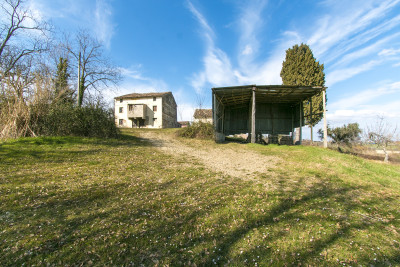 Casale Falerone da ristrutturare in vendita nelle Marche