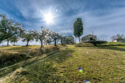 Casale Falerone da ristrutturare in vendita nelle Marche