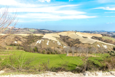 Casale Falerone da ristrutturare in vendita nelle Marche