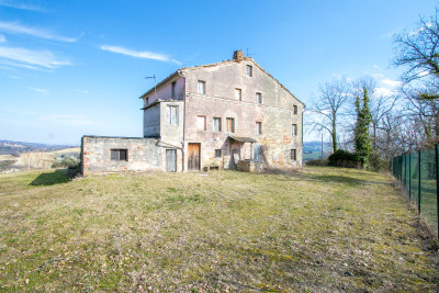 Casale Falerone da ristrutturare in vendita nelle Marche
