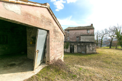 Casale Falerone da ristrutturare in vendita nelle Marche