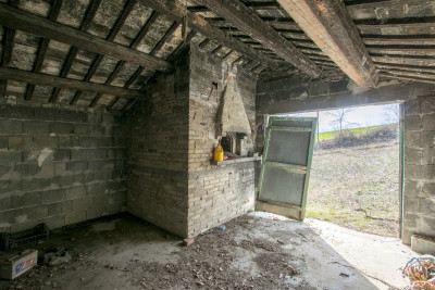 Casale Falerone da ristrutturare in vendita nelle Marche