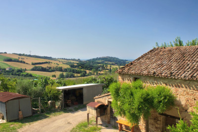 Casali da ristrutturare a Gradara. Vista Castello di Gradara