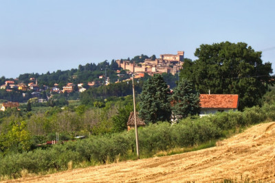 Casali da ristrutturare a Gradara. Vista Castello di Gradara