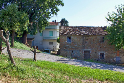 Casali da ristrutturare a Gradara. Vista Castello di Gradara