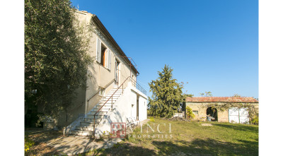 Prezzo ribassato. Casale Roberto con 6,5 ettari di terreno e alberi di ulivo