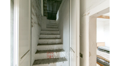 Prezzo ribassato. Casale Roberto con 6,5 ettari di terreno e alberi di ulivo