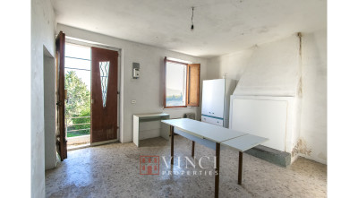 Prezzo ribassato. Casale Roberto con 6,5 ettari di terreno e alberi di ulivo