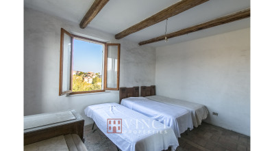 Prezzo ribassato. Casale Roberto con 6,5 ettari di terreno e alberi di ulivo