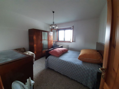 Casale abitabile con 4.5 ha di terreno con uliveto biologico certificato