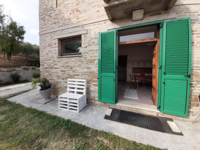 Casale abitabile con 4.5 ha di terreno con uliveto biologico certificato